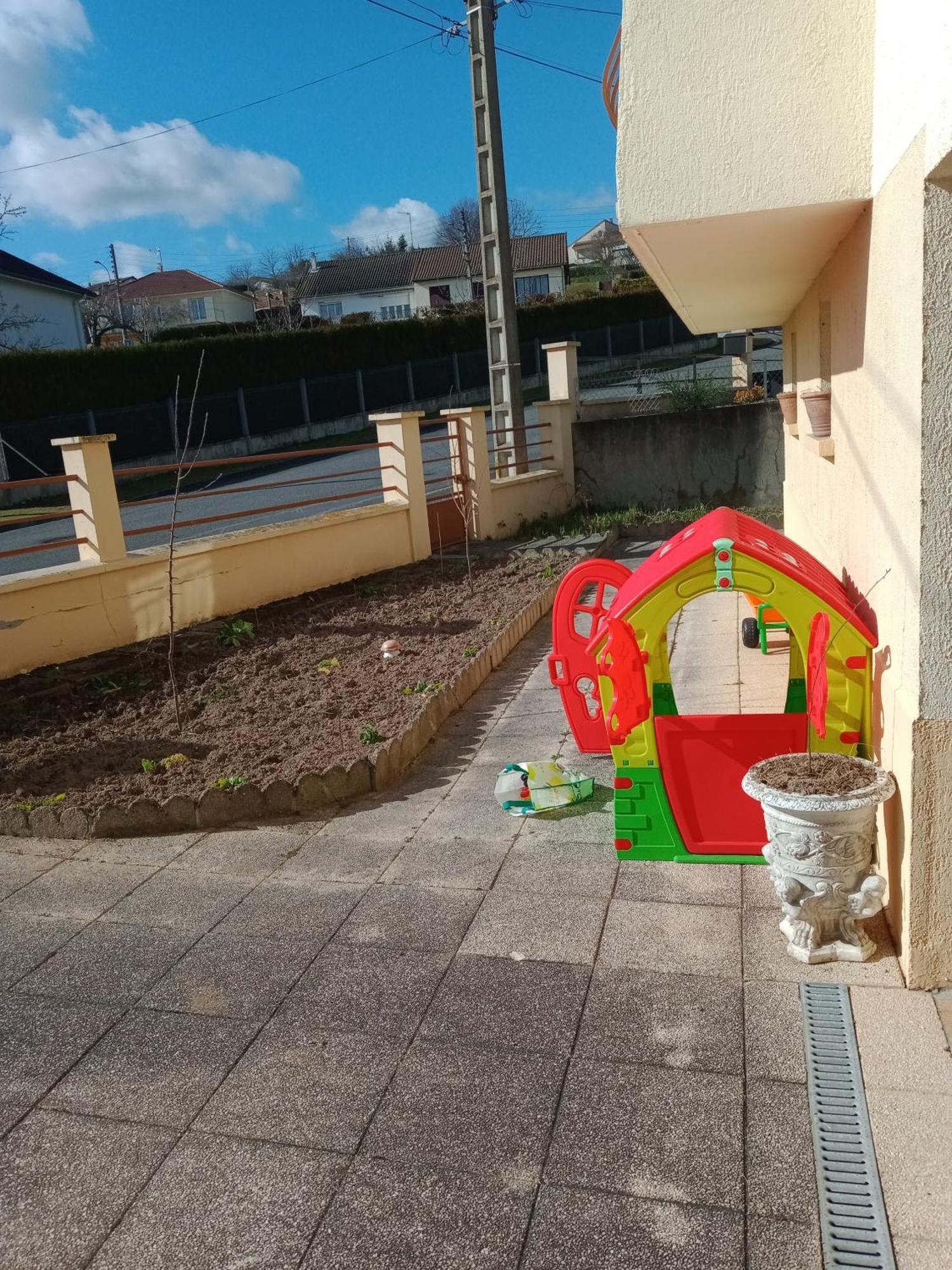 Maison Entiere Avec Parking, Garage Et Jardin Montluçon Rom bilde